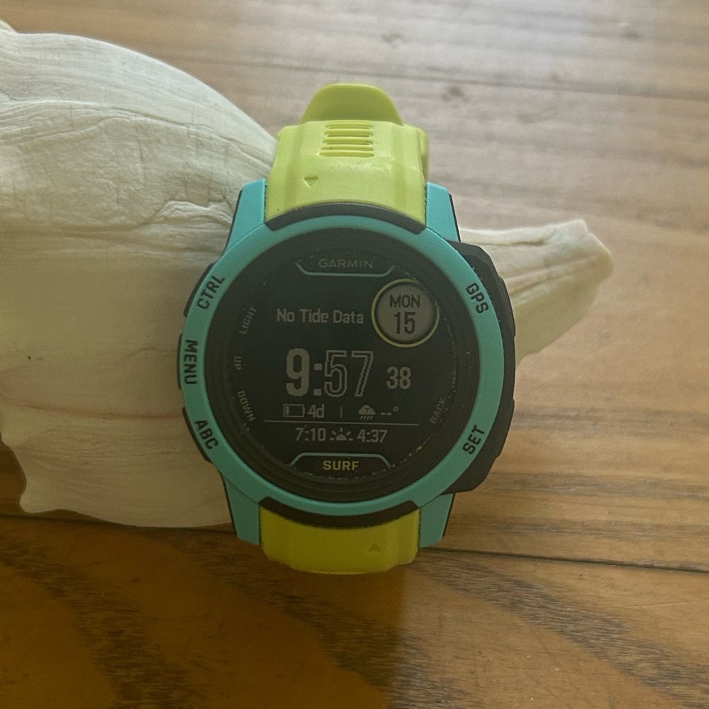 Garmin Instinct 2S Surf Waikiki Edition with Charging Cable
